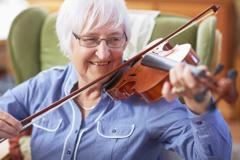 Senior woman at home playing violin - ZEF001103