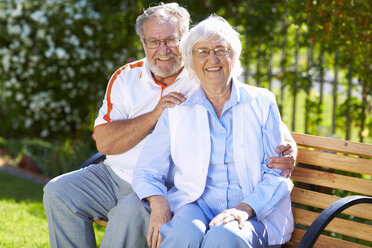 Glückliches älteres Paar auf einer Parkbank - ZEF001110