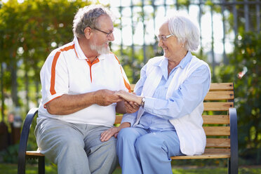 Glückliches älteres Paar auf einer Parkbank - ZEF001134