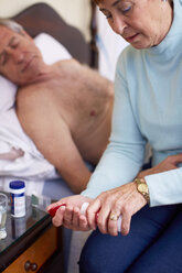 Ältere Frau, die ihren kranken Mann zu Hause pflegt - ZEF001158