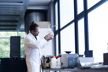 Chemist controlling test in a laboratory - SGF000853