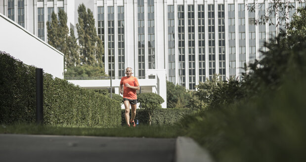 Älterer Mann joggt vor der Arbeit - UUF002011