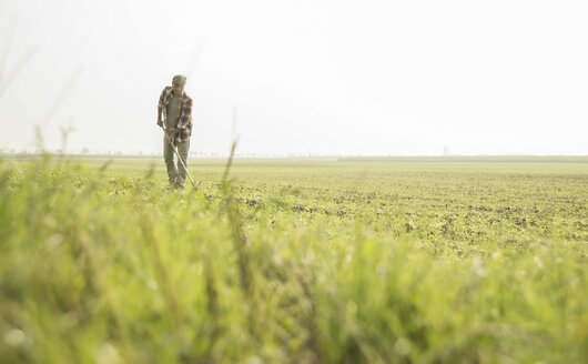 Landwirt bei der Arbeit auf einem Feld - UUF002023