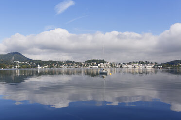 Österreich, Oberösterreich, Salzkammergut, Traunsee, Gmunden mit Schloss Ort - SIEF005989