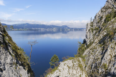 Österreich, Oberösterreich, Salzkammergut, Traunsee mit Altmünster - SIEF005990