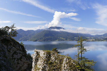 Austria, Upper Austria, Salzkammergut, Lake Traunsee with Traunkirchen - SIEF005991