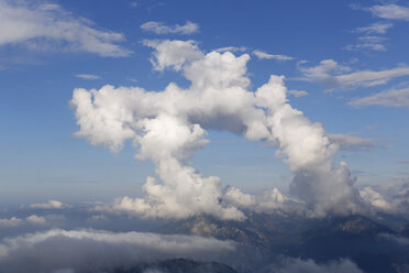 Österreich, Oberösterreich, Salzkammergut, Wolken über dem Berg Traunstein - SIEF005998