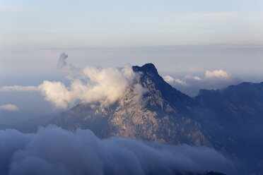 Österreich, Oberösterreich, Salzkammergut, Wolken über dem Berg Traunstein - SIEF006000