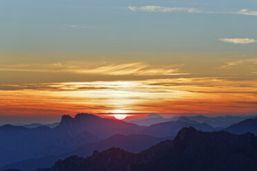 Österreich, Oberösterreich, Salzkammergut, Blick vom Alberfeldkogel im Höllengebirge bei Sonnenuntergang - SIEF006003