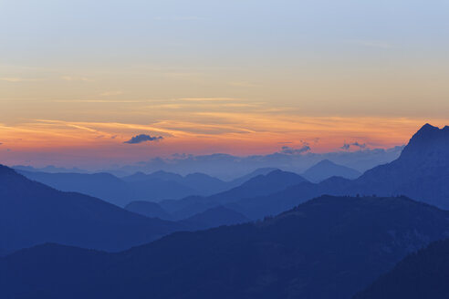 Österreich, Oberösterreich, Salzkammergut, Blick vom Alberfeldkogel im Höllengebirge bei Sonnenuntergang - SIEF006004