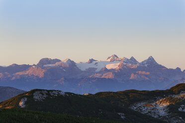 Österreich, Oberösterreich, Salzkammergut, Blick vom Alberfeldkogel zum Dachsteingebirge im Morgenlicht - SIEF006007