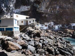 Spanien, Kanarische Inseln, La Palma, Tijarafe, Poris de Candelaria am Camino del Prois, Häuser in einer Höhle - AMF002887