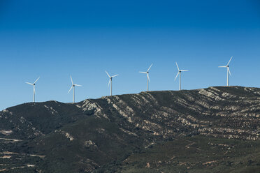 Spanien, Andalusien, Tarifa, Windkraftanlagen auf dem Berg - KBF000185