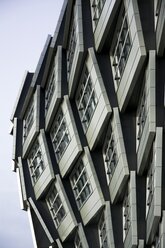 Niederlande, Flevoland, Almere, Teil der Fassade eines modernen Mehrfamilienhauses - HAW000468