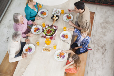 Großfamilie bei Salat und Saft am Esstisch - WESTF020079