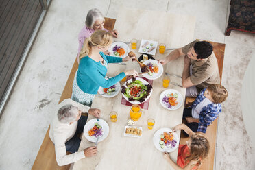 Großfamilie bei Salat und Saft am Esstisch - WESTF020081