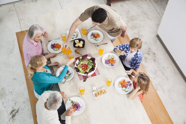 Großfamilie bei Salat und Saft am Esstisch - WESTF020082