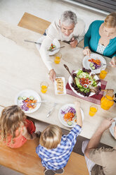 Großfamilie bei Salat und Saft am Esstisch - WESTF020084