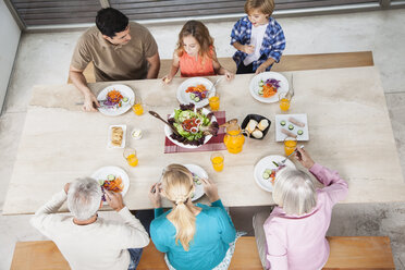 Großfamilie bei Salat und Saft am Esstisch - WESTF020085