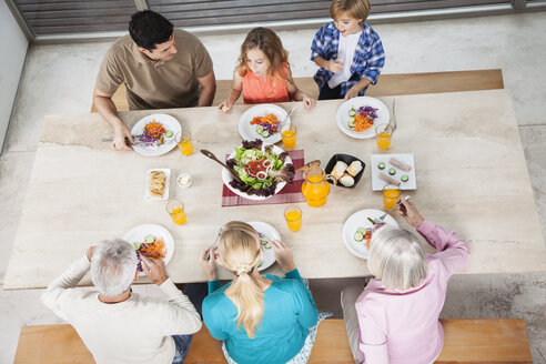 Großfamilie bei Salat und Saft am Esstisch - WESTF020085