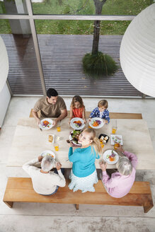 Großfamilie bei Salat und Saft am Esstisch - WESTF020086