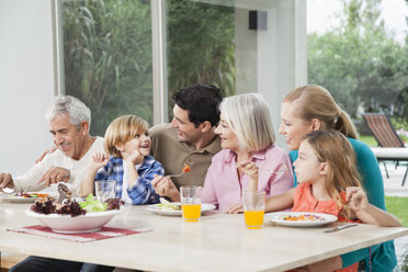 Großfamilie bei Salat und Saft am Esstisch - WESTF020087