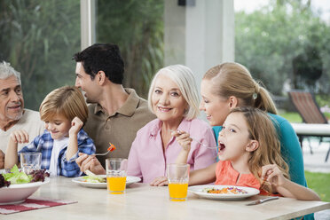 Großfamilie bei Salat und Saft am Esstisch - WESTF020088