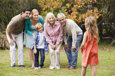 Mädchen fotografiert die Großfamilie im Garten - WESTF020093