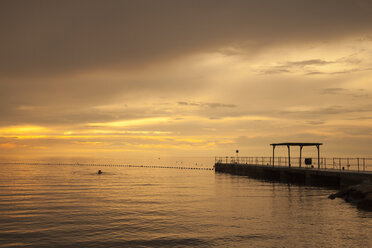 Slowenien, Istrien, Slowenische Küste, Adriaküste, Izola, Steg bei Sonnenuntergang - WIF001104