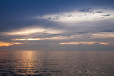 Slowenien, Istrien, Slowenisches Küstenland, Izola, Adriaküste bei Sonnenuntergang - WIF001107