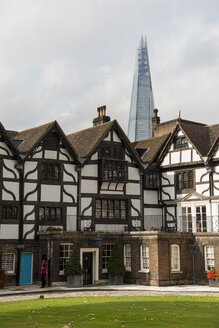 Vereinigtes Königreich, England, London, Tower of London, Tower Green und Queen's House, im Hintergrund The Shard - PAF000983