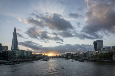 Vereinigtes Königreich, England, London, Fluss Themse, Hochhäuser und The Shard links bei Sonnenuntergang - PAF000995