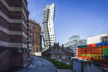 Österreich, Wien, Blick auf Gasometer und Erweiterungsbau - DIS001066