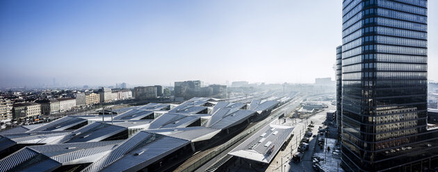 Österreich, Wien, Blick auf den Hauptbahnhof und das Hauptquartier der Österreichischen Bundesbahnen - DISF001069