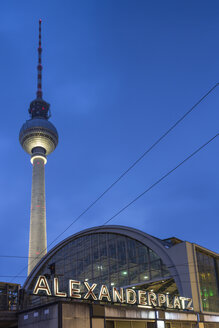 Deutschland, Berlin, Blick auf Fernsehturm und Bahnhof am Alexanderplatz bei Dämmerung - NKF000190