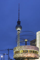 Deutschland, Berlin, Blick auf Fernsehturm und Zwillingsuhr am Alexanderplatz in der Dämmerung - NKF000191