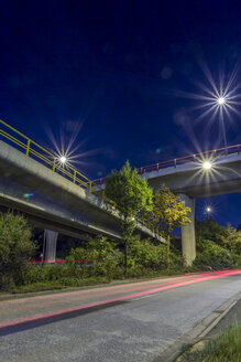 Deutschland, Hamburg, zwei sich kreuzende Brücken bei Nacht - NKF000192