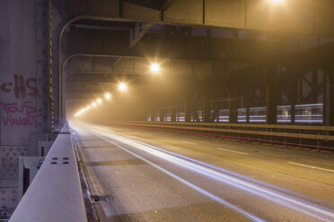 Deutschland, Hamburg, historische Elbbrücke im dichten Nebel bei Nacht - NKF000193