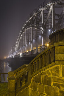 Deutschland, Hamburg, historische Elbbrücke im dichten Nebel bei Nacht - NK000194