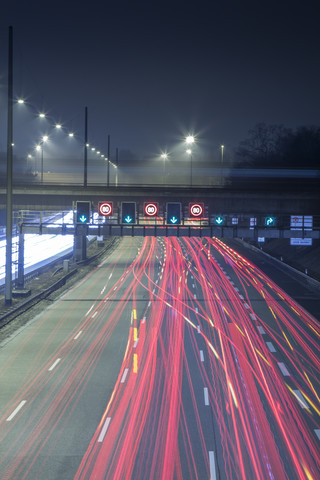 Deutschland, Hamburg, abendliche Rushhour auf der Autobahn, lizenzfreies Stockfoto