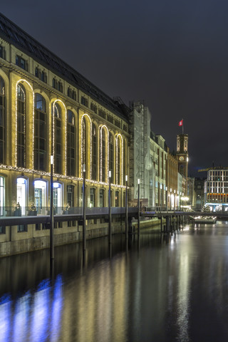 Deutschland, Hamburg, Alsterfleet in der Hamburger Innenstadt zur Weihnachtszeit bei Nacht, lizenzfreies Stockfoto