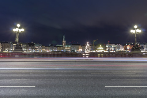 Deutschland, Hamburg, Lombardsbrücke über die Alster bei Nacht, lizenzfreies Stockfoto