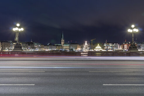 Deutschland, Hamburg, Lombardsbrücke über die Alster bei Nacht - NKF000198