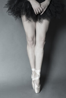 Beine einer jungen Balletttänzerin - FCF000458