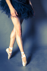Legs of young ballet dancer - FCF000459