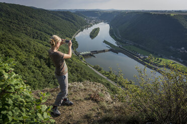 Deutschland, Rheinland-Pfalz, Moselsteig, Frau fotografiert die Mosel - PAF001002