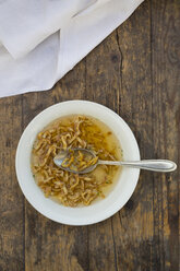 Schale mit schwäbischer Flädlesuppe auf dunklem Holz - LVF001951