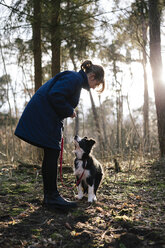 Deutschland, Frau mit Border Collie - DWF000190