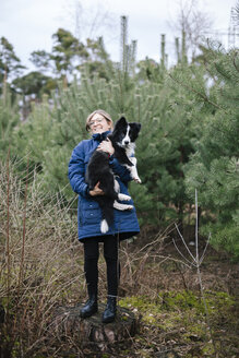 Deutschland, Frau mit Border Collie - DWF000193