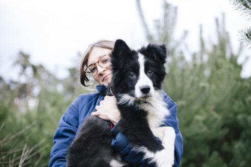 Deutschland, Frau mit Border Collie - DWF000194